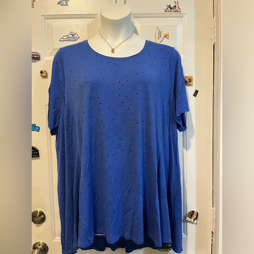 LIKE NEW Apt 9 Tee